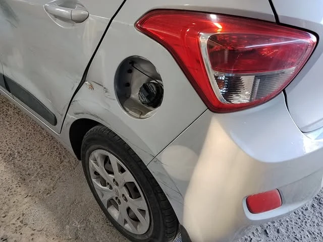 Daño inicial en costado y sector trasero