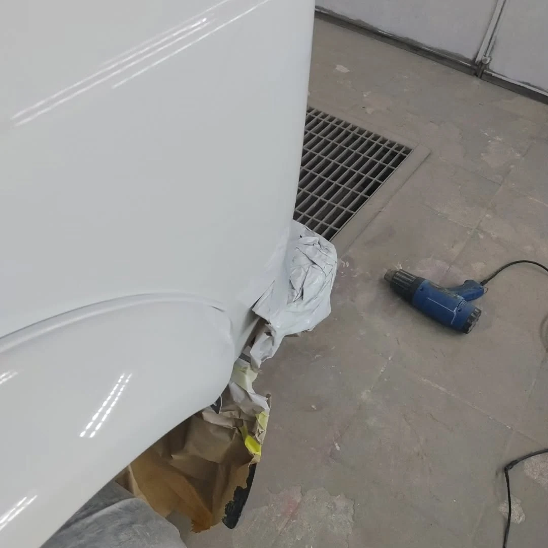Panel trasero del furgón en preparación para pintura